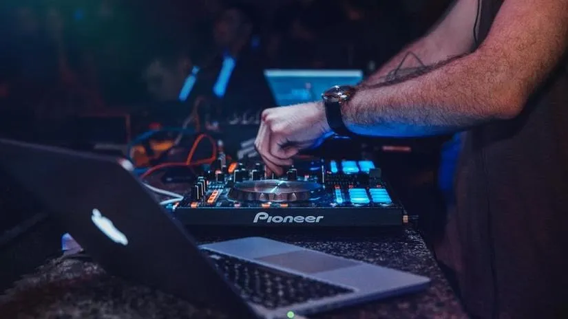 Czym zajmuje się DJ w trakcie imprezy? Przewodnik po pracy DJ-a