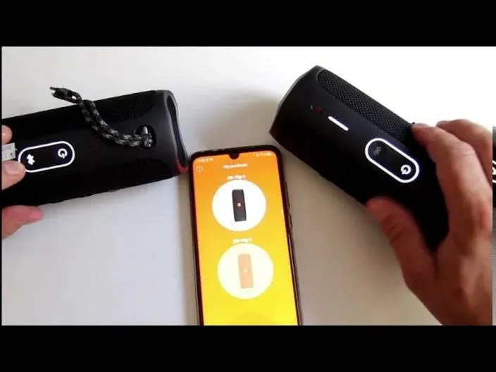 Ile głośników można połączyć przez JBL Connect?