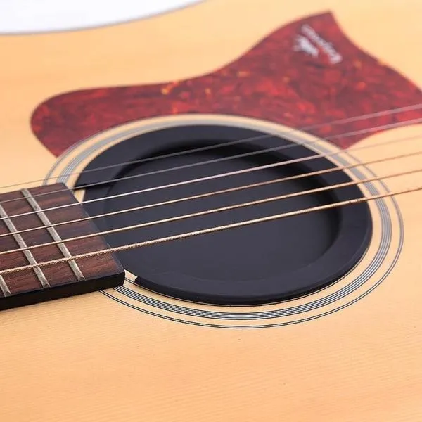 Jak wyciszyć gitarę akustyczną bez utraty brzmienia?