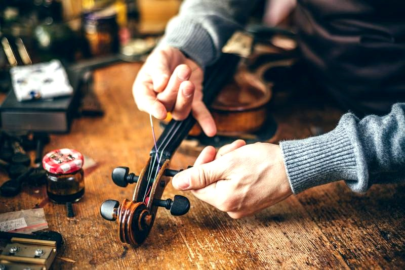Jak wymienić struny w gitarze – prosty sposób bez uszkodzenia instrumentu