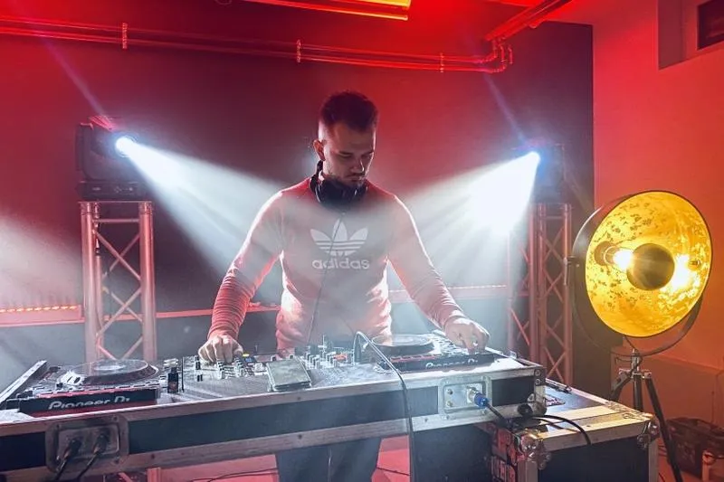 Cena DJ-a na osiemnastkę