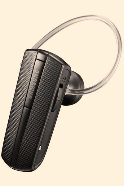 Noszenie słuchawki Bluetooth